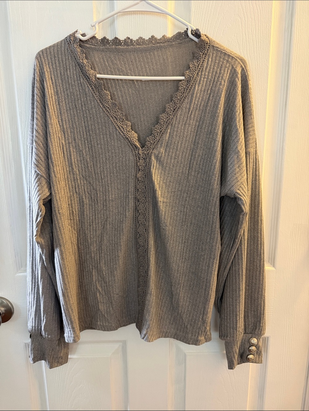 Source Unknown Gray Ribbed V-Neck Long Sleeve Top with Lace Trim